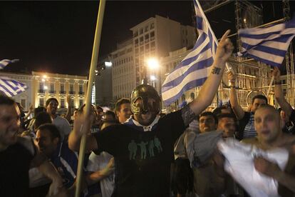 La plaza de Omonia fue uno de los puntos escogidos por los hinchas helenos para festejar el pase de su selección a la siguiente fase de la Eurocopa.