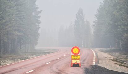 Una carretera cortada este miércoles por los efectos de un incendio cerca de Ljusdal (Suecia).