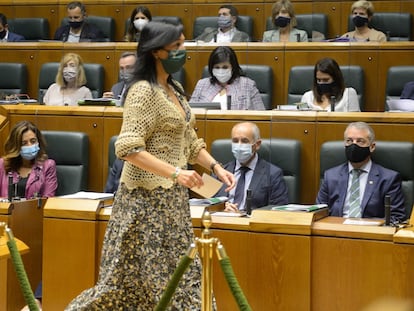 La portavoz de Vox en el Parlamento vasco, Amaia Martínez, participa en una votación en una sesión anterior de la Cámara.