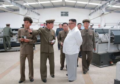 Kim Jong Un  inspecciona una fábrica de máquinas de extracción de carbón en la Provincia de Hamgyong del Norte.