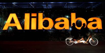 Logotipo de Alibaba en su sede en Hangzhou.