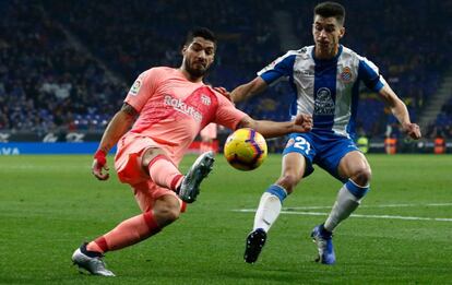 Luis Suárez, delantero uruguayo del Barcelona, compite con el centrocampista español del Espanyol Marc Roca.