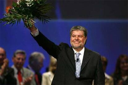 Kurt Beck recibe el aplauso de los delegados tras ser proclamado nuevo presidente del SPD durante el congreso del partido en Berlín.