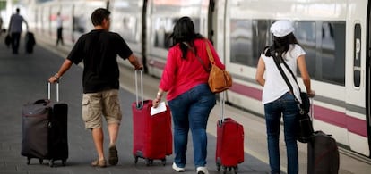 Un grupo de pasajeros se dispone a subir a un tren AVE. EFE/Archivo