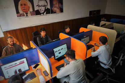 Varios periodistas trabajan en la Redacción del diario 'Hasht-e-Subh' en Kabul.