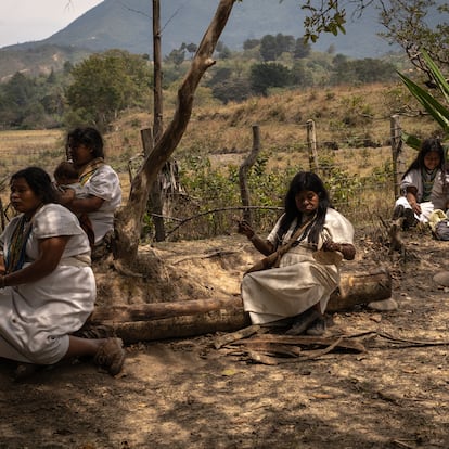 Mujeres realizan tareas en un lugar sagrado de Nabusimake, Cesar, el 14 de marzo de 2025.
