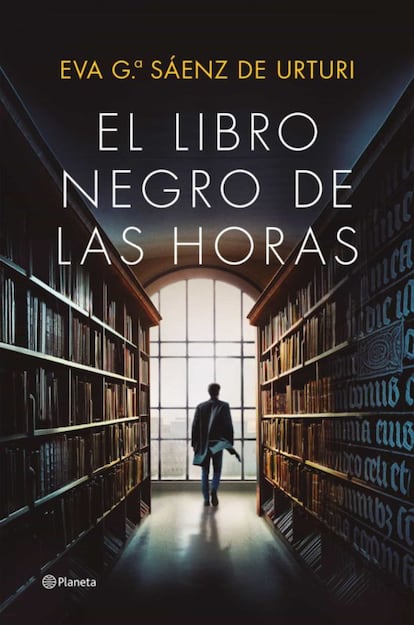 Vitoria, 2022. El exinspector Unai López de Ayala —alias Kraken— recibe una llamada anónima que cambiará lo que cree saber de su pasado familiar. Tiene una semana para encontrar un legendario libro, una joya bibliográfica exclusiva. Si no, su madre, quien descansa en el cementerio desde hace décadas, morirá. Este es el argumento de 'El libro negro de las horas' (Planeta, 19,85 euros), la nueva propuesta de Eva García Saénz de Urturi, ganadora del premio Planeta 2020, para volver a enganchar al lector.