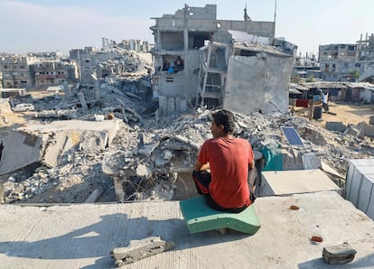 Un palestino se sienta sobre los escombros de una casa destruida en la ofensiva militar israelí, en la localidad gazatí de Jan Yunis, este 4 de noviembre