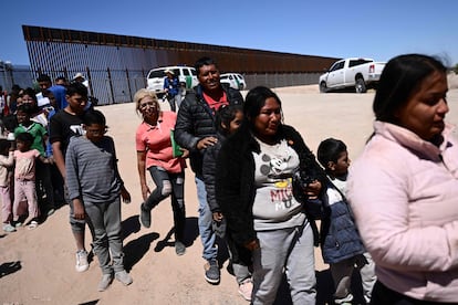 A group of migrants surrender to the border patrol at the entry point separating Ciudad Juárez (Mexico) from El Paso in the U.S.