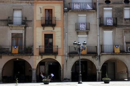 La plaza Mayor del pueblo de Amer, en Girona, con carteles de Carles Puigdemont.