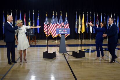 Joe Biden y su esposa Jill (izquierda) saludan a Kamala Harris y a su esposo Douglas Emhoff (derecha) al finalizar el evento.