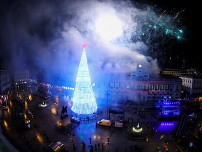 Fuegos artificiales en la plaza de la Puerta del Sol de Madrid vacía, tras la llegada del año 2021 en Madrid.