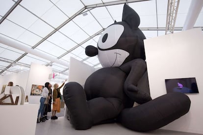 'Felix 2014' obra inflable del artista británico Mark Leckey expuesta en la Feria de Arte Contemporaneo Frieze 2015 de Londres (Reino Unido).