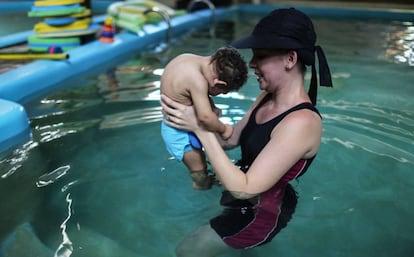 Juan Pedro, aquejado de microcefalia provocada por el virus zika, recibe ejercicios acuáticos en la clínica de fisioterapia Pepita Duran de Recife, Brasil.