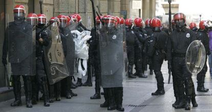 Varios agentes antidisturbios de la Ertzaintza, vigilan una manifestación de la izquierda 'abertzale' en San Sebastián.