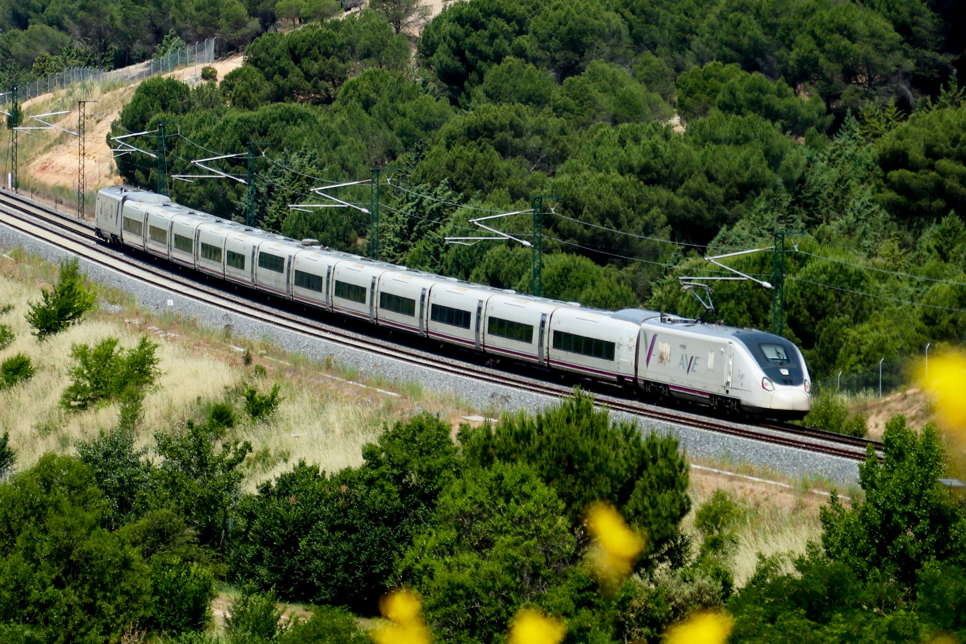 Verano Joven 2025: cómo solicitar los descuentos de Renfe para viajar en tren y autobús