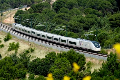 Vista de un tren AVE a su paso por la capital de Zamora, el pasado lunes.