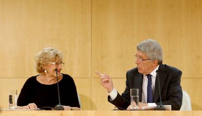 La alcaldesa de Madrid, Manuela Carmena, junto al presidente del Atlético de Madrid, Enrique Cerezo.