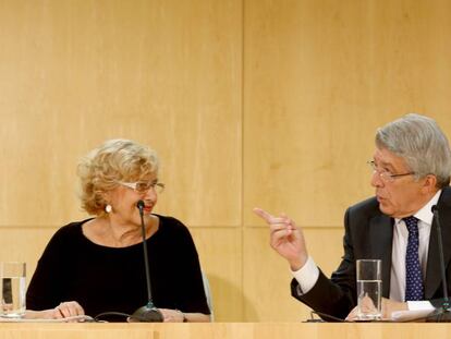 La alcaldesa de Madrid, Manuela Carmena, junto al presidente del Atlético de Madrid, Enrique Cerezo.