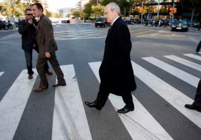 El candidato socialista José Montilla ayer a su salida de la Ciudad de la Justicia.