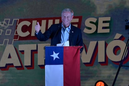 O candidato a presidente da extrema direita chilena, José Antonio Kast, fala a seus seguidores em Santiago após vencer o primeiro turno, em 21 de novembro.