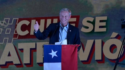 O candidato a presidente da extrema direita chilena, José Antonio Kast, fala a seus seguidores em Santiago após vencer o primeiro turno, em 21 de novembro.