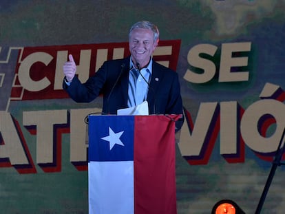 El candidato de la extrema derecha chilena, José Antonio Kast, en un acto tras ganar en la primera vuelta electoral del pasado 21 de noviembre, en Santiago.