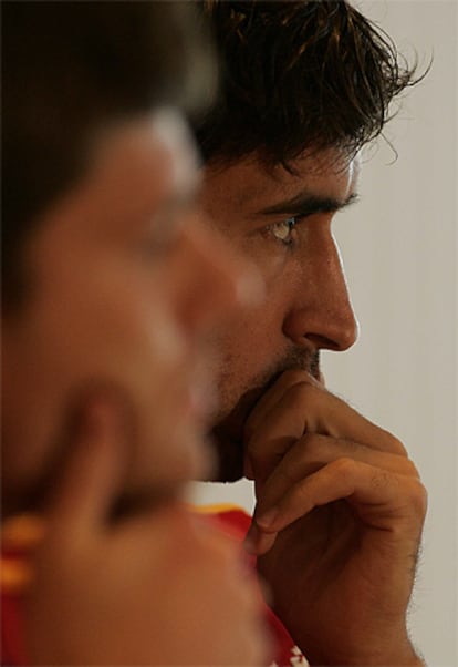 Raúl, durante la conferencia de prensa de ayer. En primer plano, Xabi Alonso.