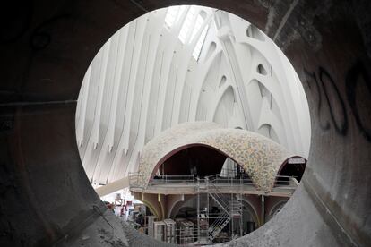 Un operario trabaja en la obras de construcción del futuro espacio CaixaForum Valencia.