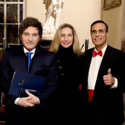 El Presidente Javier Milei participó de la 39° edición de la Conferencia Mundial de Liberty International, ocasión en la que recibió el premio Antorcha de la Libertad 2025, en el Palacio Paz de la Ciudad de Buenos Aires. En la imagen, José Luis Cordeiro (segundo por la derecha).  Foto de la Presidencia de la Nación