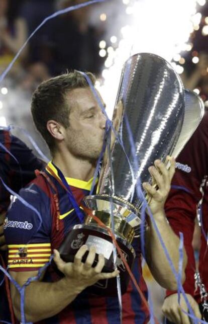 Victor Tomàs besa la copa de campeón de Liga.