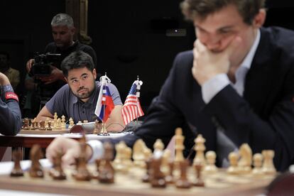 Carlsen, observado por Nakamura durante la ronda de ayer