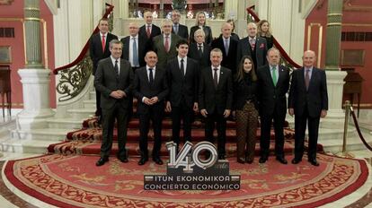 El lehendakari junto a los diputados generales y representantes de su Gobierno.