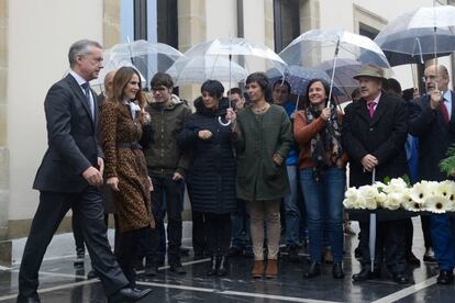 Iñigo Urkullu y la presidenta del Parlamento, Bakartxo Tejeria, asisten junto a representantes políticos al homenaje a las víctimas en Vitoria.