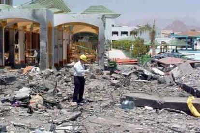 Un técnico examina el hotel destruido en Sharm el Seij.