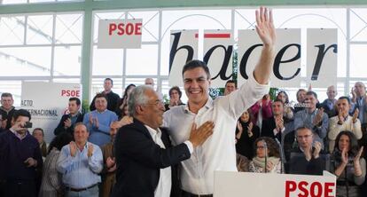 S&aacute;nchez, junto al l&iacute;der socialista portugu&eacute;s, Ant&oacute;nio Costa, en Badajoz.