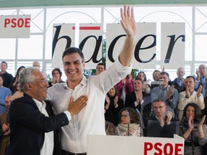 S&aacute;nchez, junto al l&iacute;der socialista portugu&eacute;s, Ant&oacute;nio Costa, en Badajoz.