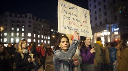 Manifestación del Día Internacional de la Mujer a su paso por la plaza Sant Jaume de Barcelona.