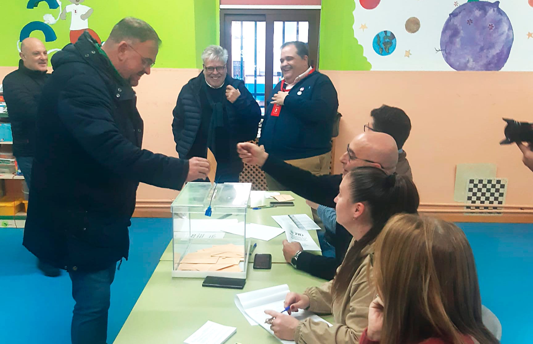 El alcalde de Mérida (PSOE) anima a la participación: “El voto nos iguala a todos”