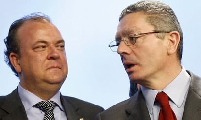 Extremadura premier Rafael Monago and Justice Minister Alberto Ruiz-Gallardón, pictured during a recent PP event.