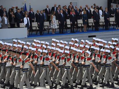 Trump asiste en París, en julio de 2017, al desfile militar de Francia