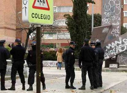 Policías de los grupos antidisturbios, desplegados ayer en la localidad madrileña de Alcorcón.