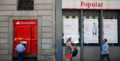Sucursal del Banco Popular junto a un cajero del Santander en Madrid el pasado junio. 