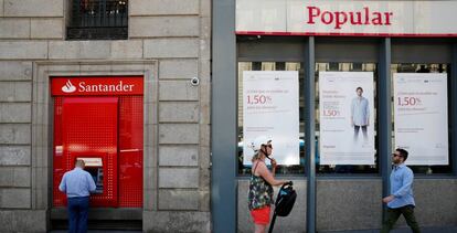 Sucursal del Banco Popular junto a un cajero del Santander en Madrid el pasado junio.