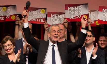 Van der Bellen celebra sua vitória nas eleições presidenciais, no domingo em Viena.