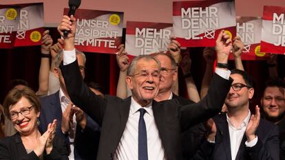 Van der Bellen celebra sua vitória nas eleições presidenciais, no domingo em Viena.