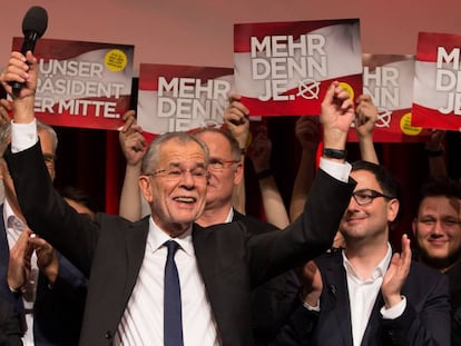 Alexander Van der Bellen celebra su victoria en las elecciones presidenciales, el domingo en Viena.