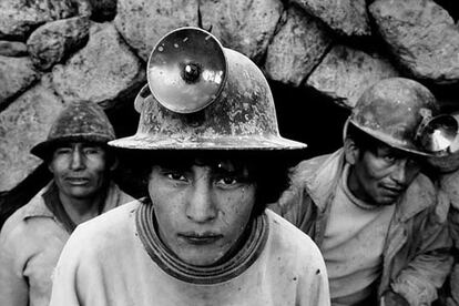 Mineros de la mina Rosita, en el cerro rico de Potosí. El trabajo da comienzo a las siete de la mañana y se prolonga durante más de diez horas, enterrados sin seguridad física y sin la certeza de cobrar el jornal al subir a la luz.