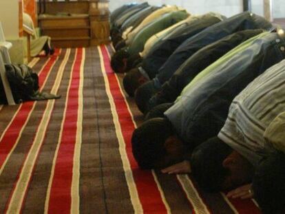 Musulmanes rezan en una mezquita de Madrid. 