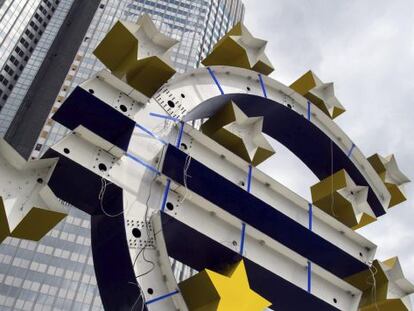 Vista de la escultura del euro durante su proceso de renovaci&oacute;n frente a la antigua sede del Banco Central Europeo (BCE) en Fr&aacute;ncfort, Alemania. 